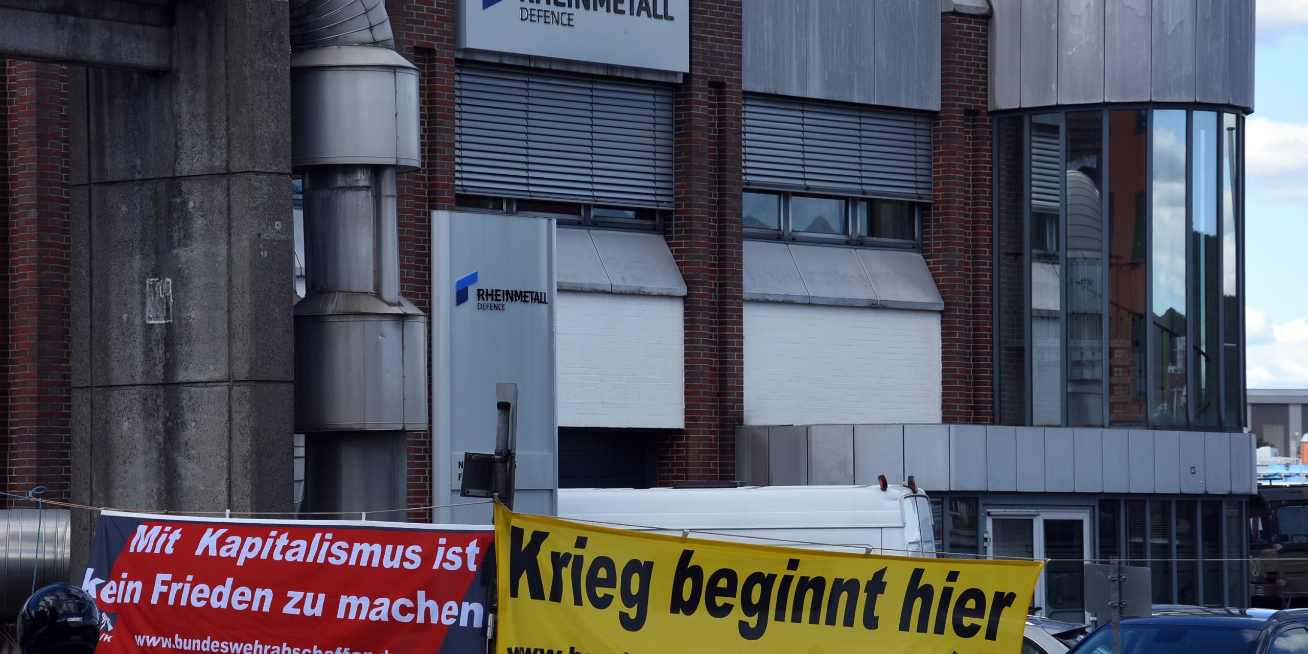Transparente am Eingang von Rheinmetall