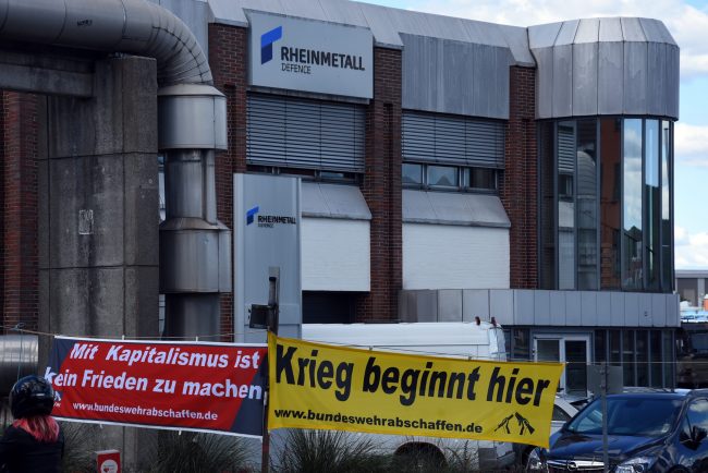 Transparente am Eingang von Rheinmetall