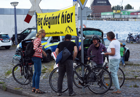 Gespräche bei der Mahnwache